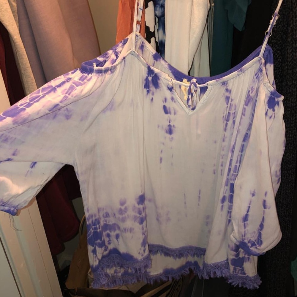 ADORABLE purple tie die cold shoulder top
